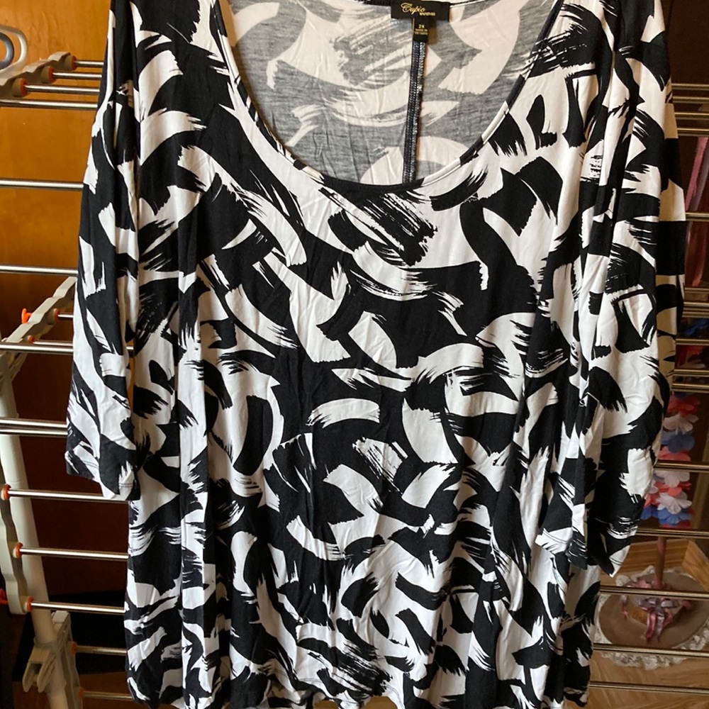 Black & white womens pullover blouse